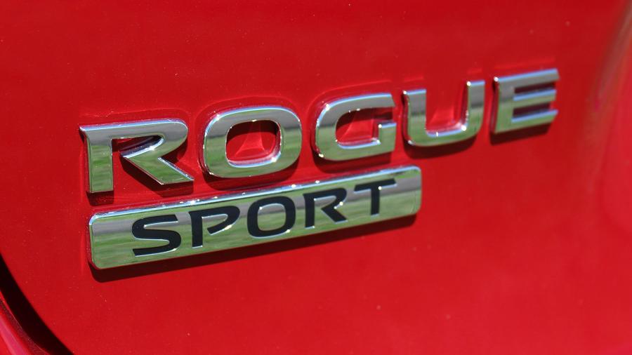 Логотип Nissan Rogue Sport 2017 года  (фото 44 из 71)